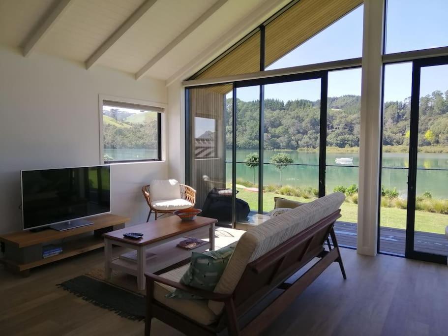 Appartamento Purangi Waterfront Retreat Cooks Beach Esterno foto